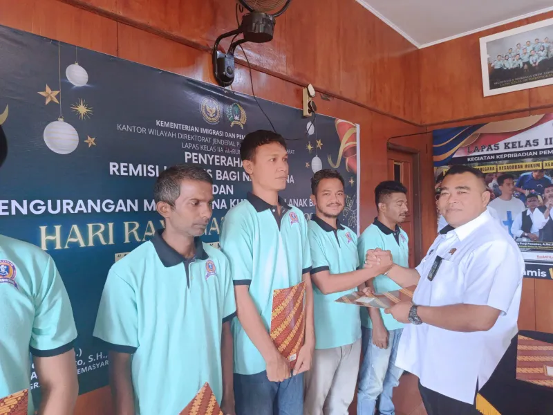 Kalapas Warungkiara Berikan SK Remisi Hari Raya Natal Tahun 2025 Kepada 5 Warga Binaan Nasrani