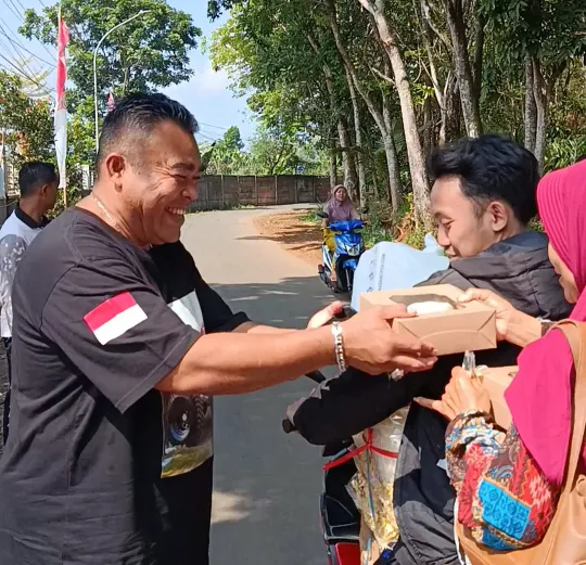 Lapas Kelas IIA Warungkiara Gelar Jumat Berkah, Bagikan Paket Makanan Untuk Masyarakat Sekitar