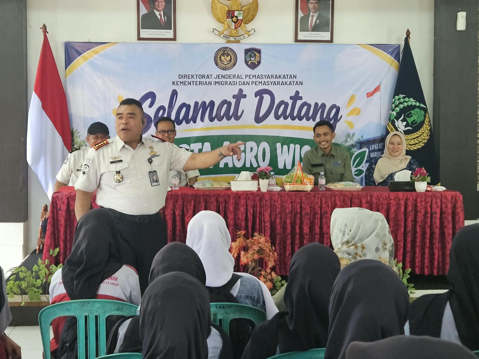 Peserta Argo Wisata SMK MA’ARIF NU AL-FATHONAH Kunjungan Edukasi ke Lapas Kelas II A Warungkiara